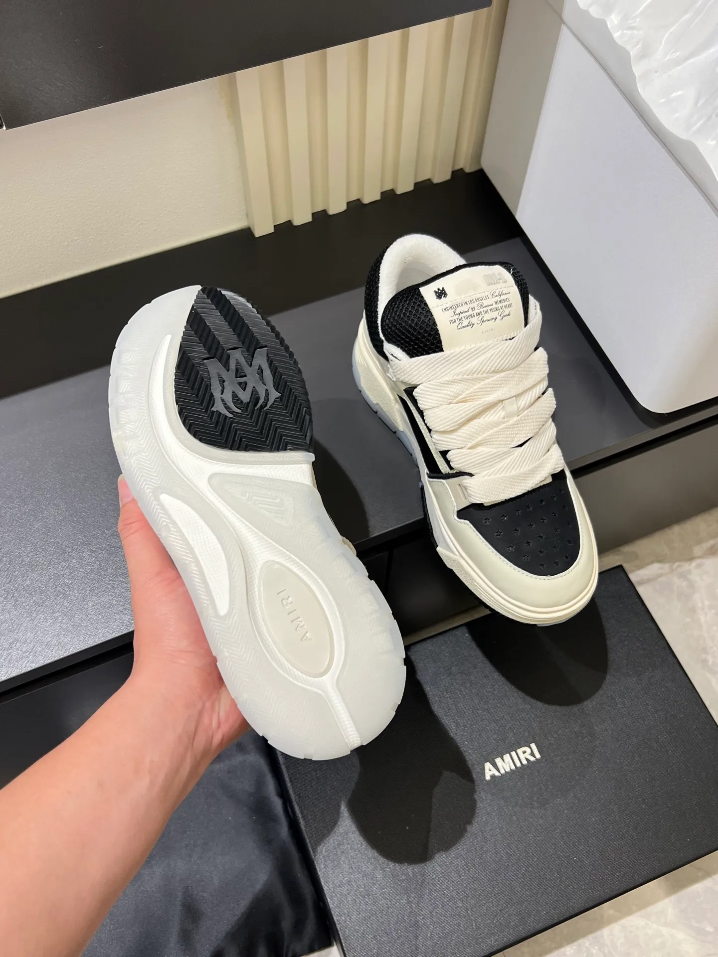 Men's shoes 💰p680 [AMIRI] 2025 spring and summer series new sneakers, new 🆕 bread shoes, bread shoes have a very special big tongue design, thickened outsole, rounded toe, oversized rubber sole and perforated star details, whoever wears them will look better! The appearance is responsible, the feet are retro and handsome! Size: 38-45